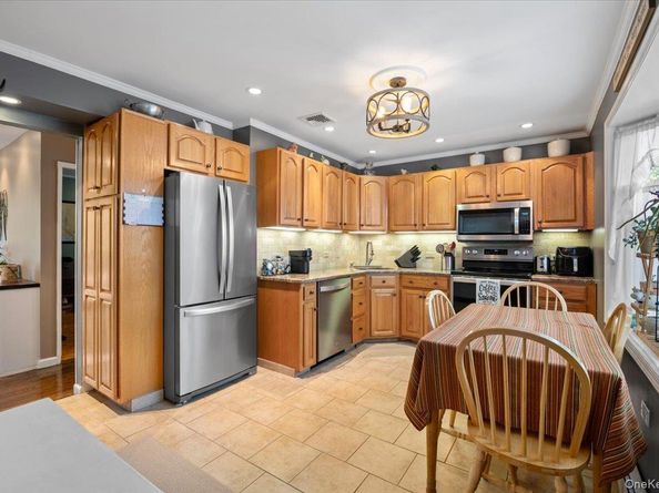 4 Westbury Avenue, Plainview NY 11803