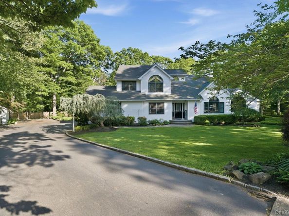 8 Lorraine Court, Medford NY 11763