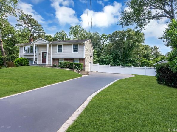 4 Dale Court, Hauppauge NY 11788