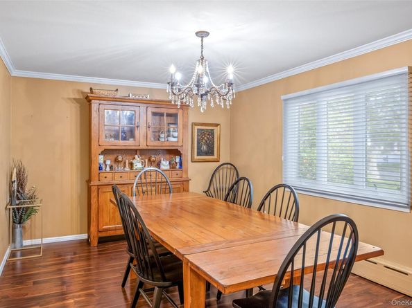 36 Southwick Court S, Plainview NY 11803