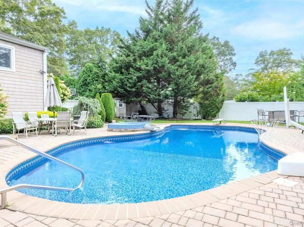 36 Southwick Court S, Plainview NY 11803