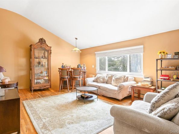 36 Southwick Court S, Plainview NY 11803