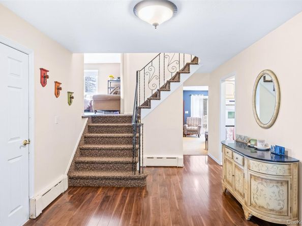 36 Southwick Court S, Plainview NY 11803