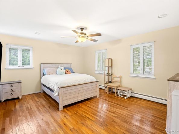 36 Southwick Court S, Plainview NY 11803