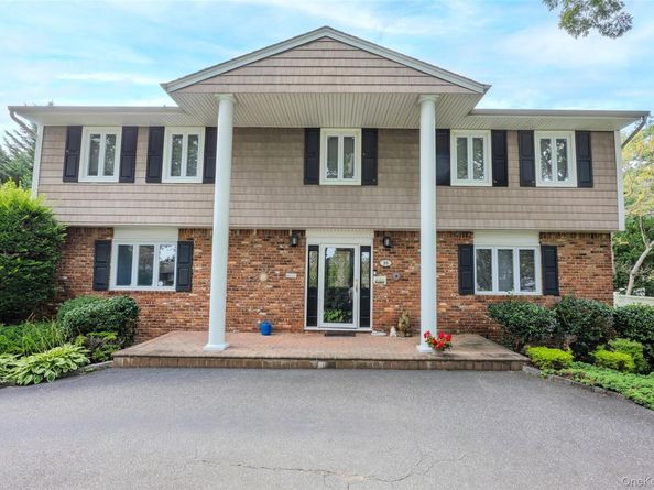 36 Southwick Court S, Plainview NY 11803