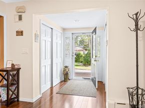 36 Southwick Court S, Plainview NY 11803