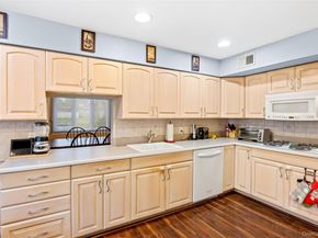 36 Southwick Court S, Plainview NY 11803
