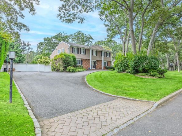 36 Southwick Court S, Plainview NY 11803