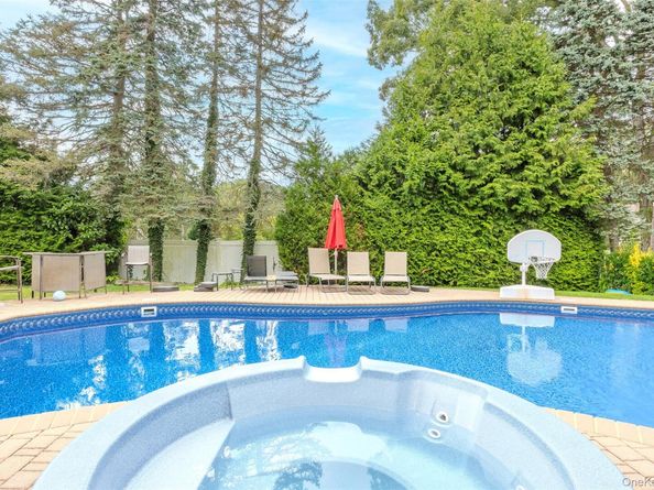 36 Southwick Court S, Plainview NY 11803