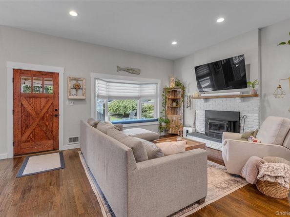 24 Coles Place, Northport NY 11768