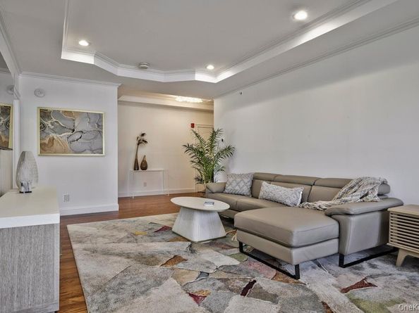 323 Roosevelt Way, Westbury NY 11590