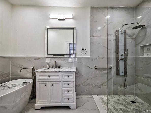 323 Roosevelt Way, Westbury NY 11590