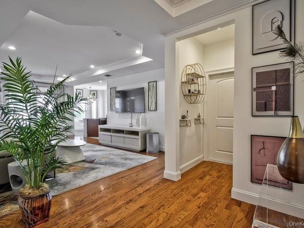 323 Roosevelt Way, Westbury NY 11590