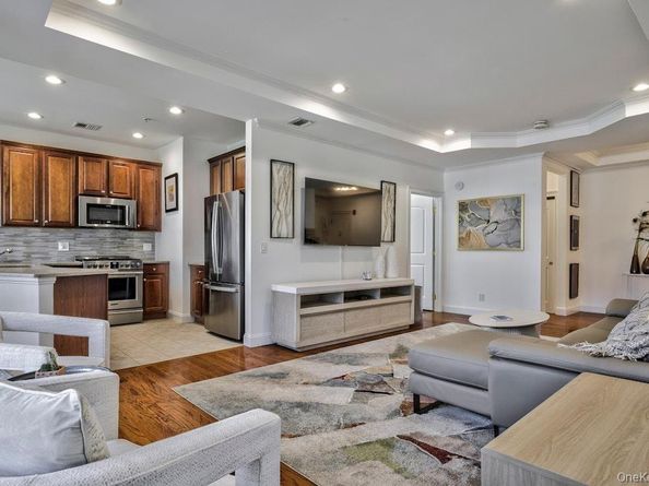 323 Roosevelt Way, Westbury NY 11590