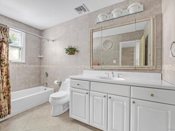 4 Carriage Road, Roslyn NY 11576