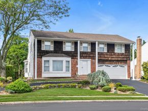 4 Carriage Road, Roslyn NY 11576