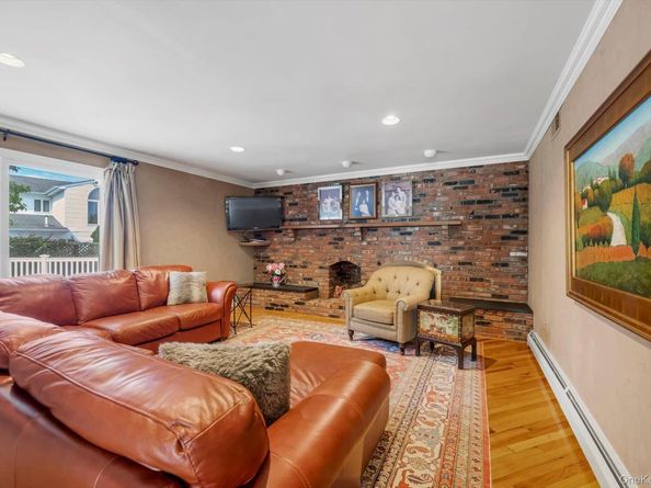 4 Carriage Road, Roslyn NY 11576
