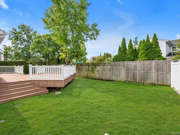 4 Carriage Road, Roslyn NY 11576