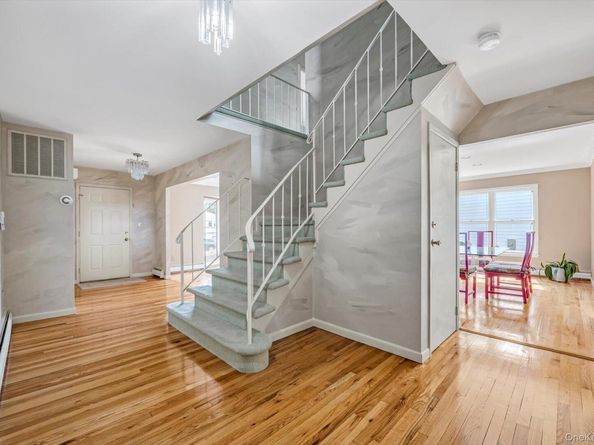 4 Carriage Road, Roslyn NY 11576