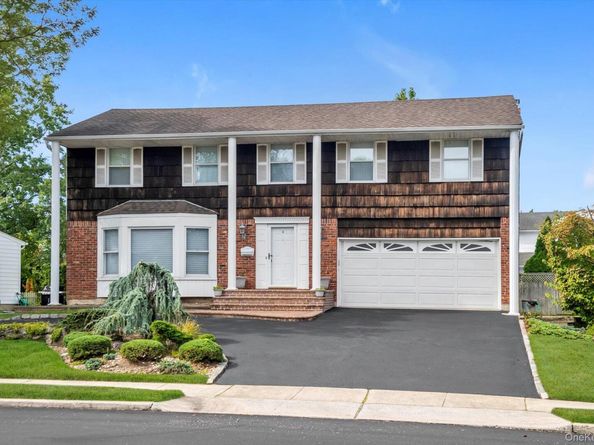 4 Carriage Road, Roslyn NY 11576