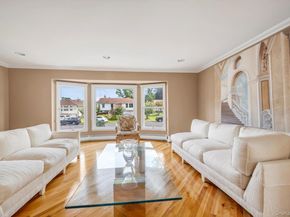 4 Carriage Road, Roslyn NY 11576