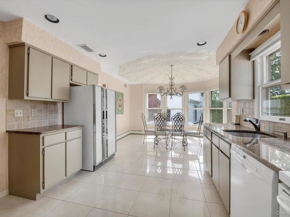 4 Carriage Road, Roslyn NY 11576
