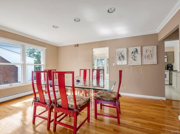 4 Carriage Road, Roslyn NY 11576