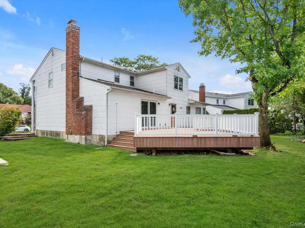4 Carriage Road, Roslyn NY 11576