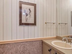 4 Carriage Road, Roslyn NY 11576