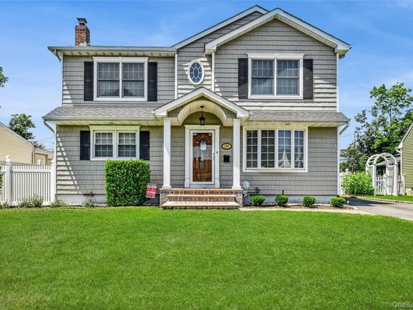 294 Swansdowne Drive, Seaford NY 11783