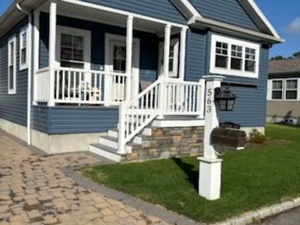 1661 Old Country Rd 563, Riverhead NY 11901