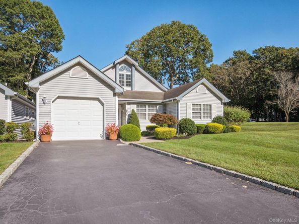 14 Huntingdale Way, Middle Island NY 11953
