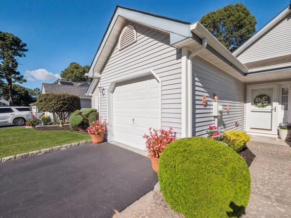 14 Huntingdale Way, Middle Island NY 11953