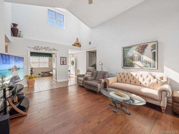 14 Huntingdale Way, Middle Island NY 11953