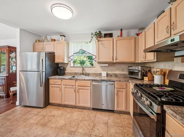 14 Huntingdale Way, Middle Island NY 11953