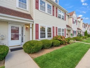 37 Stratford Green, Farmingdale NY 11735