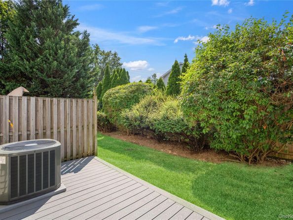 37 Stratford Green, Farmingdale NY 11735