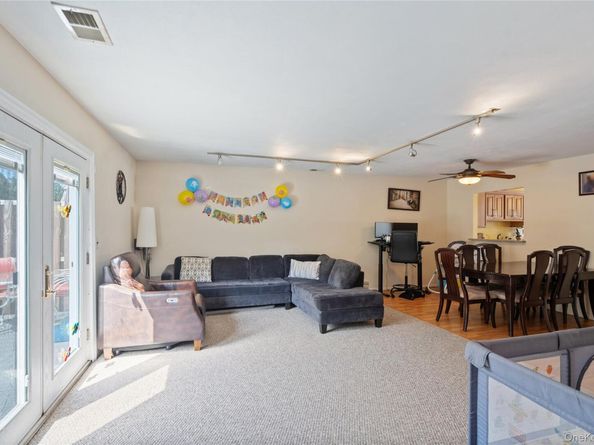 37 Stratford Green, Farmingdale NY 11735