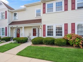 37 Stratford Green, Farmingdale NY 11735