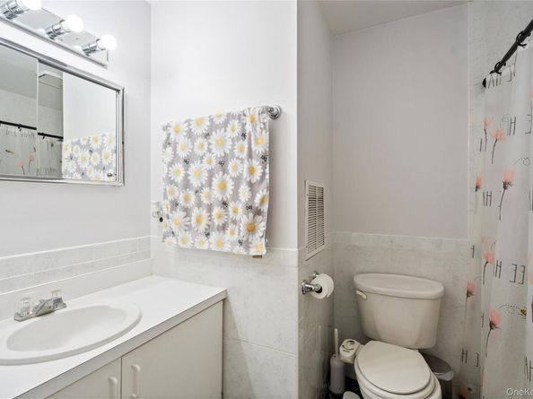 37 Stratford Green, Farmingdale NY 11735