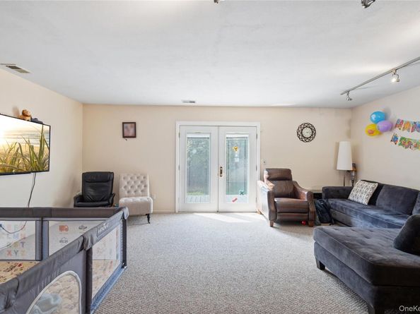 37 Stratford Green, Farmingdale NY 11735
