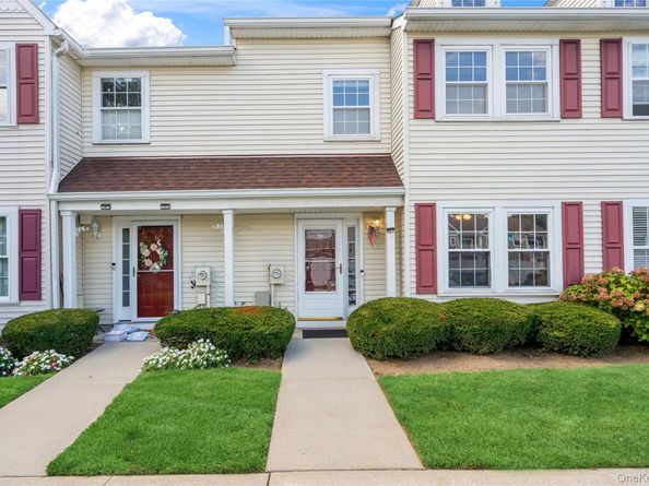 37 Stratford Green, Farmingdale NY 11735