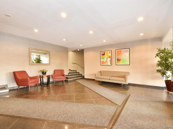 1 Birchwood Court 5H, Mineola NY 11501