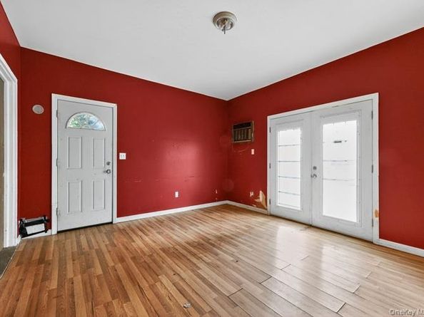 48 E Rogues Path, Huntington Station NY 11746