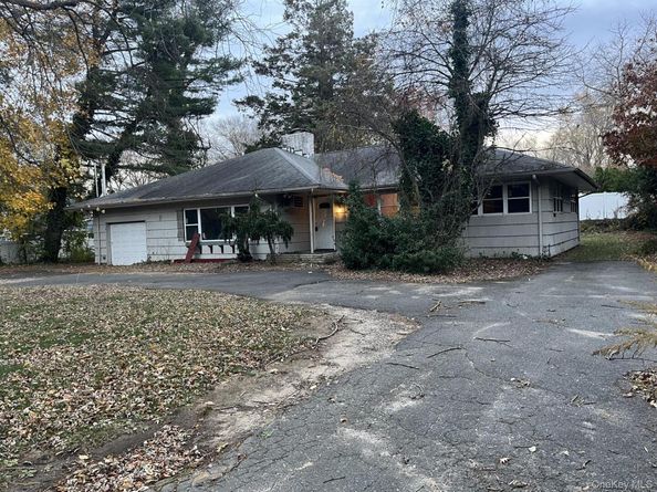 48 E Rogues Path, Huntington Station NY 11746