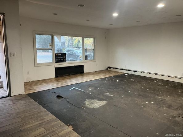 48 E Rogues Path, Huntington Station NY 11746