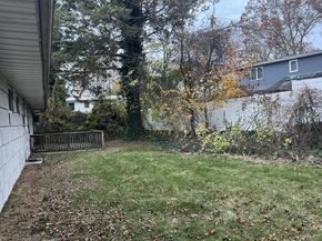 48 E Rogues Path, Huntington Station NY 11746