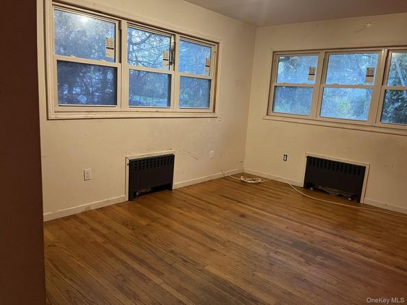 48 E Rogues Path, Huntington Station NY 11746