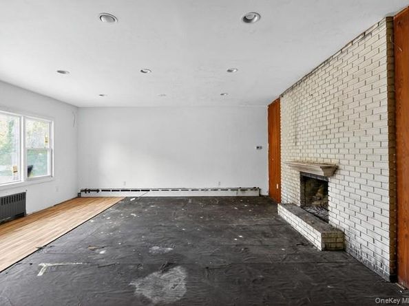 48 E Rogues Path, Huntington Station NY 11746