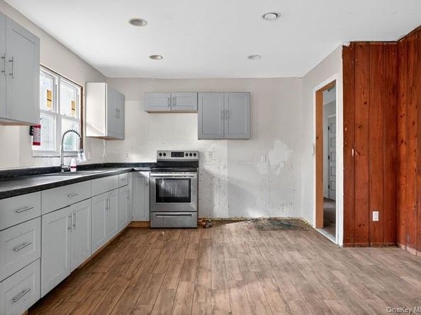 48 E Rogues Path, Huntington Station NY 11746